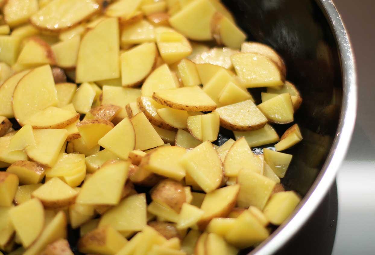 Schnelle Bratkartoffelpfanne mit Erbsen und Champignons - Schritt 2