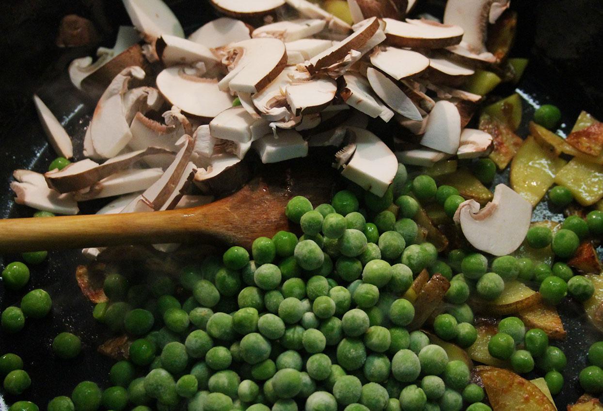 Schnelle Bratkartoffelpfanne mit Erbsen und Champignons - Schritt 4