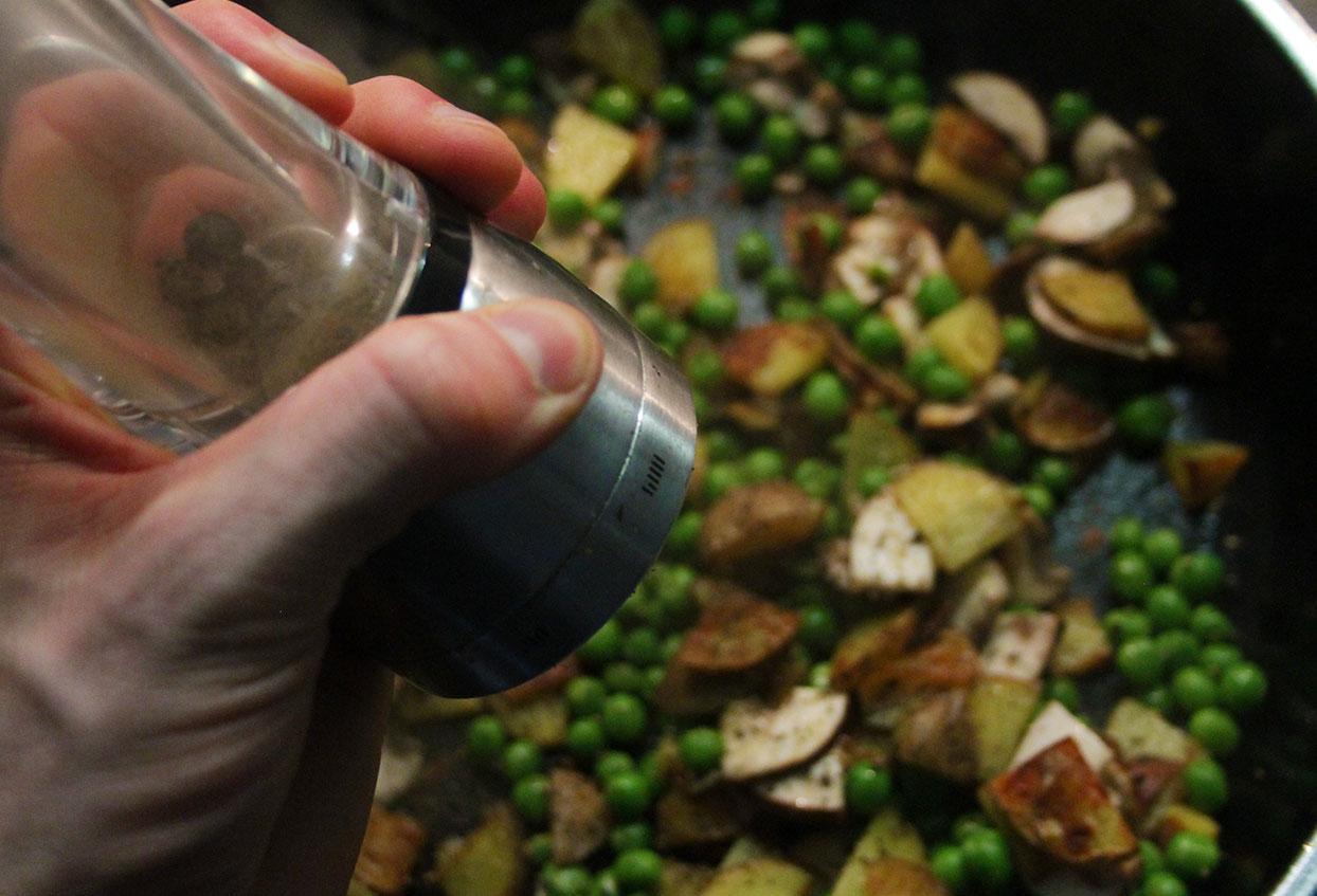 Schnelle Bratkartoffelpfanne mit Erbsen und Champignons - Schritt 5