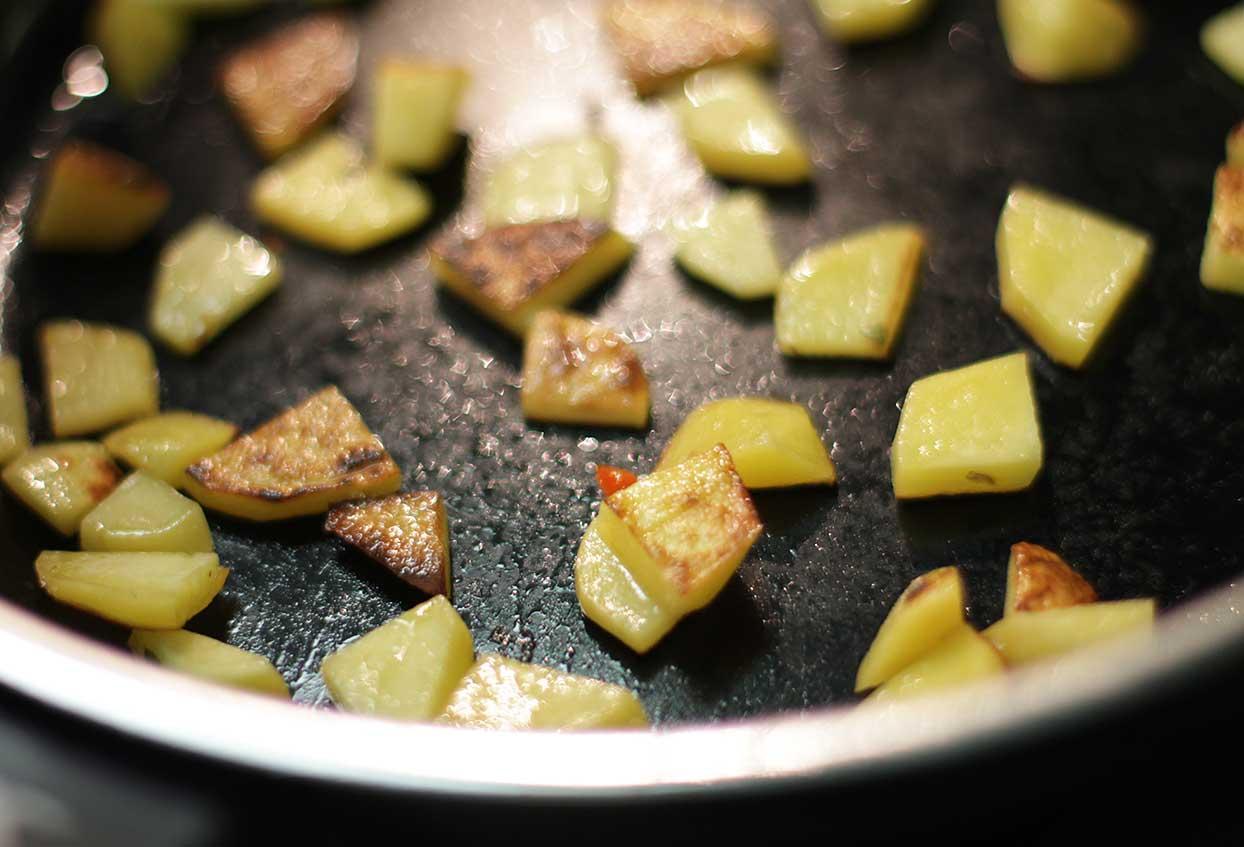 Bratkartoffelomlette mit Ziegenfrischkäse und Dill - Schritt 1