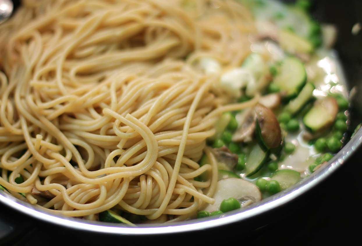 Cremige Vollkornspaghetti mit Champignons-Basilikum-Erbsen - Schritt 4