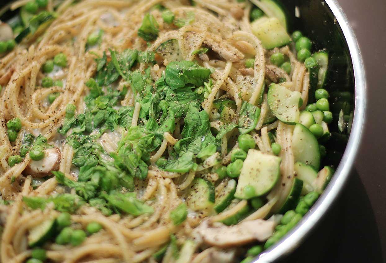 Cremige Vollkornspaghetti mit Champignons-Basilikum-Erbsen - Schritt 5