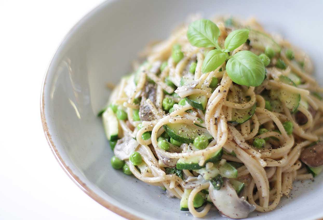 Cremige Vollkornspaghetti mit Champignons-Basilikum-Erbsen - Schritt 6
