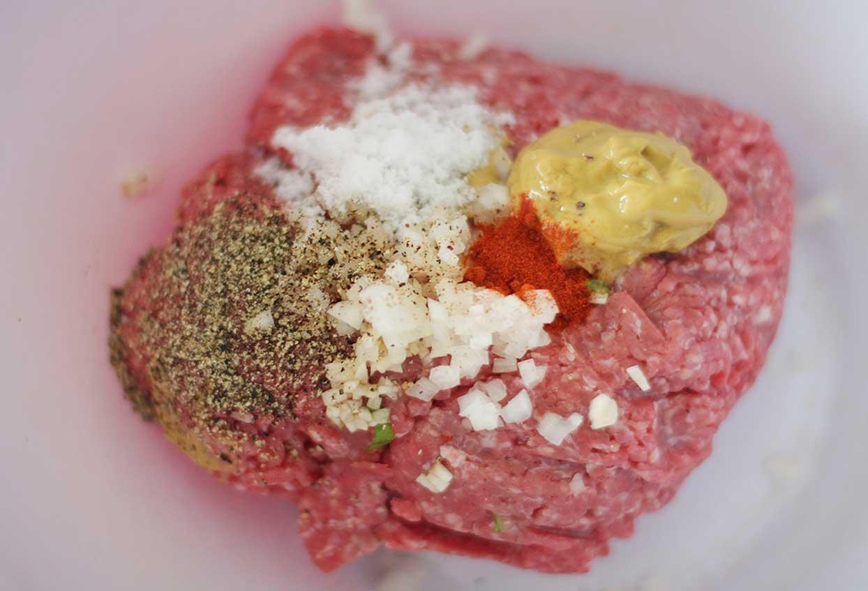 Mini-Buletten auf Kartoffelstampf mit Tomatensalsa - Schritt 3