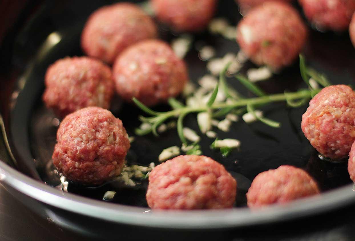 Mini-Buletten auf Kartoffelstampf mit Tomatensalsa - Schritt 4