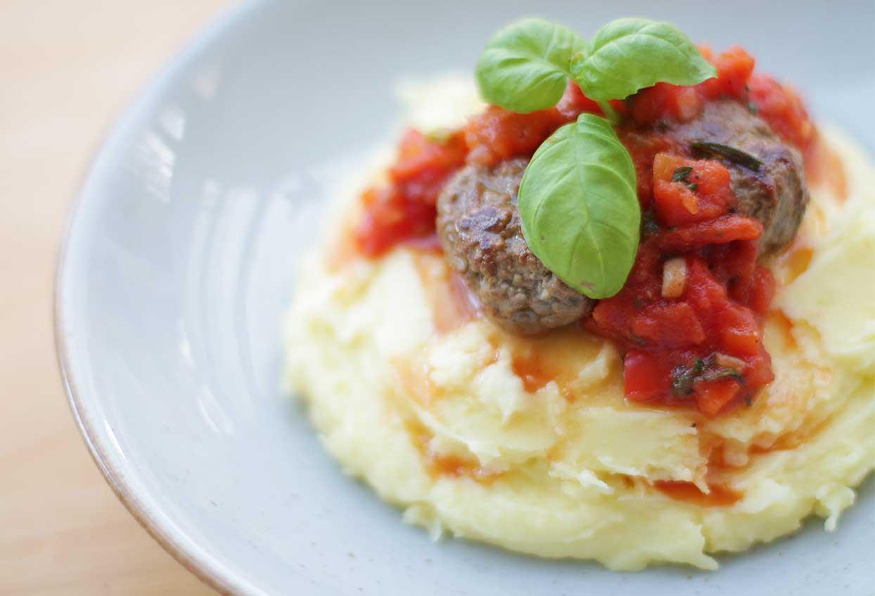 Mini-Buletten auf Kartoffelstampf mit Tomatensalsa - Schritt 6