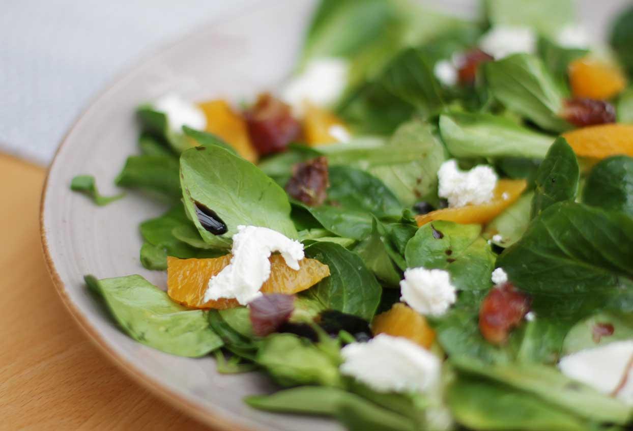 Fruchtiger Feldsalat mit Ziegenfrischkäse und Orangen - Schritt 3