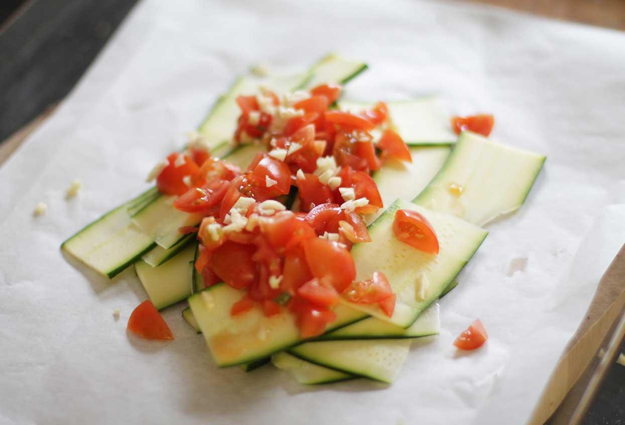 Wildlachs auf Zucchini-Tomatenbett - Schritt 2