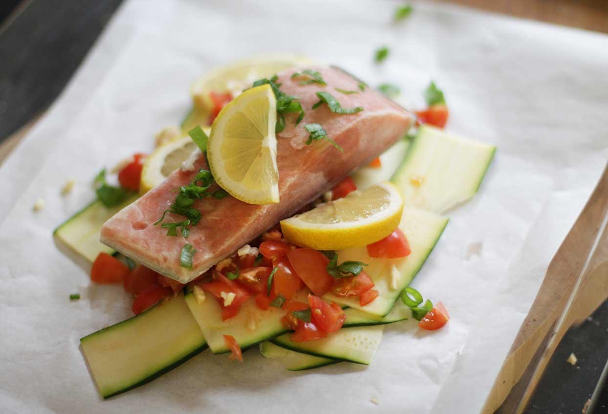 Wildlachs auf Zucchini-Tomatenbett - Schritt 3