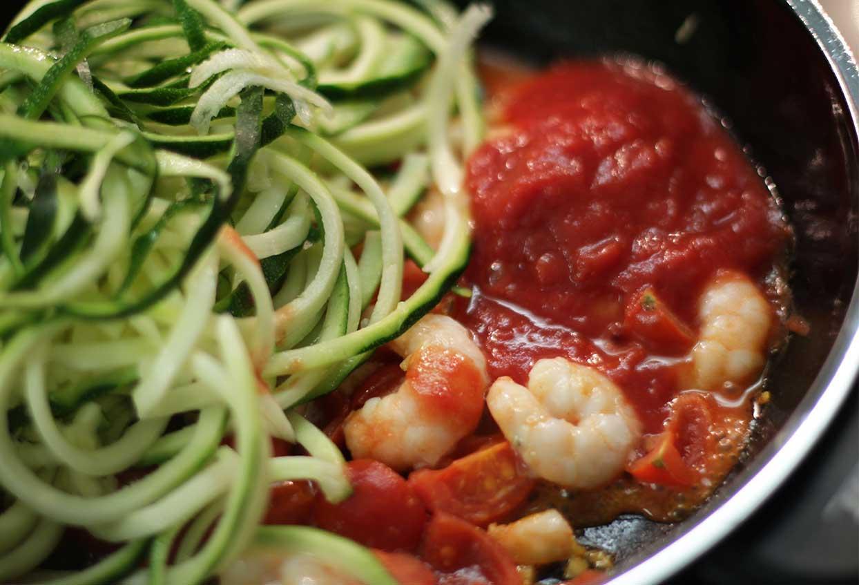 Zucchininudeln mit Shrimps in feuriger Tomatensauce - Schritt 3