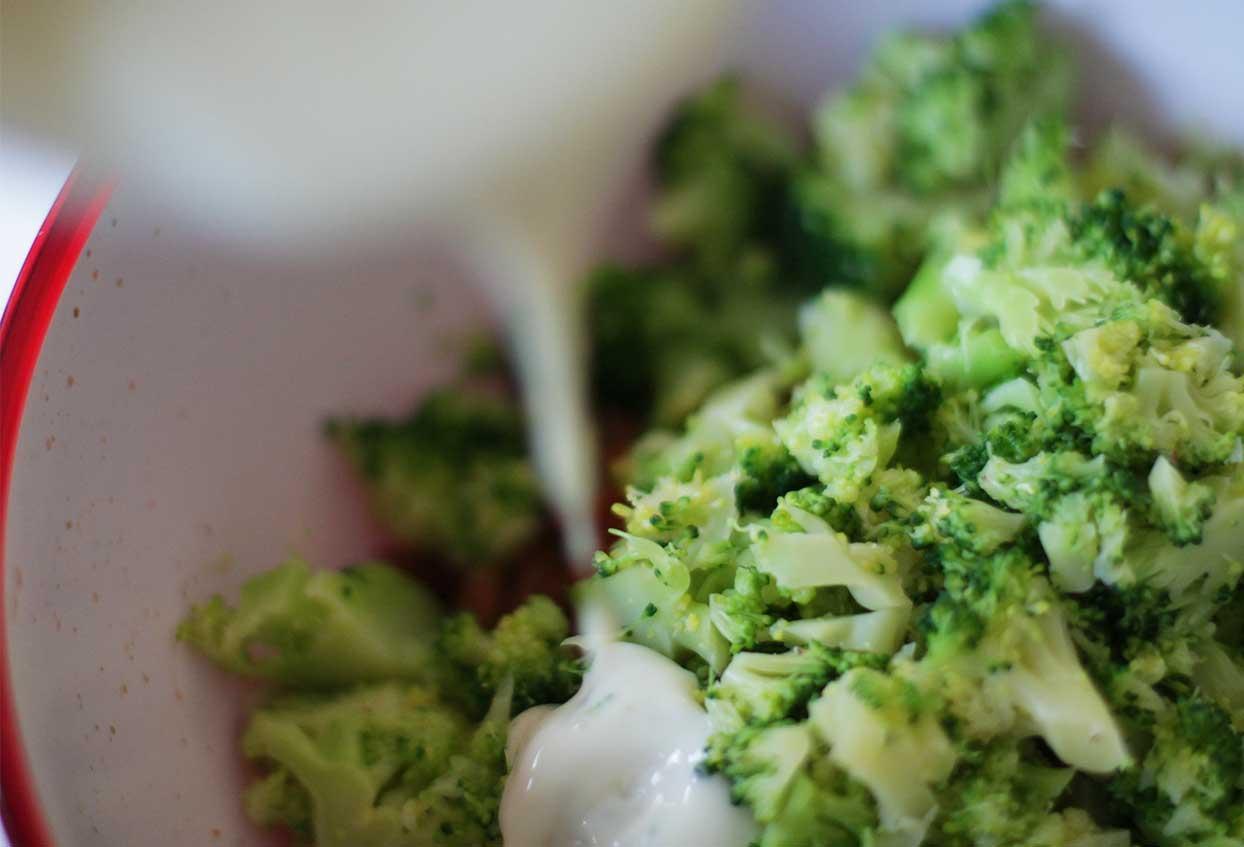 Sommerlicher Brokkolisalat mit Apfel und Pekannüssen - Schritt 4