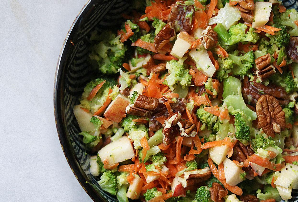 Sommerlicher Brokkolisalat mit Apfel und Pekannüssen - Schritt 5