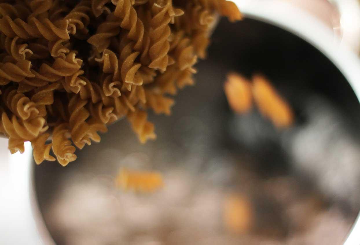 Vollkornpenne mit Garnelen in Spinat-Sahnesauce - Schritt 1