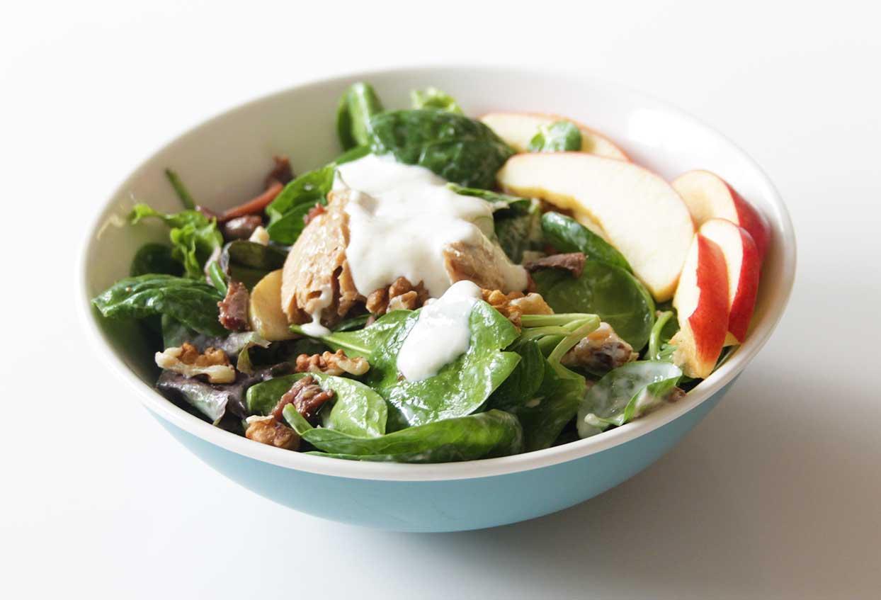 Mediterraner Salat mit Walnüssen und Joghurtdressing - Schritt 4