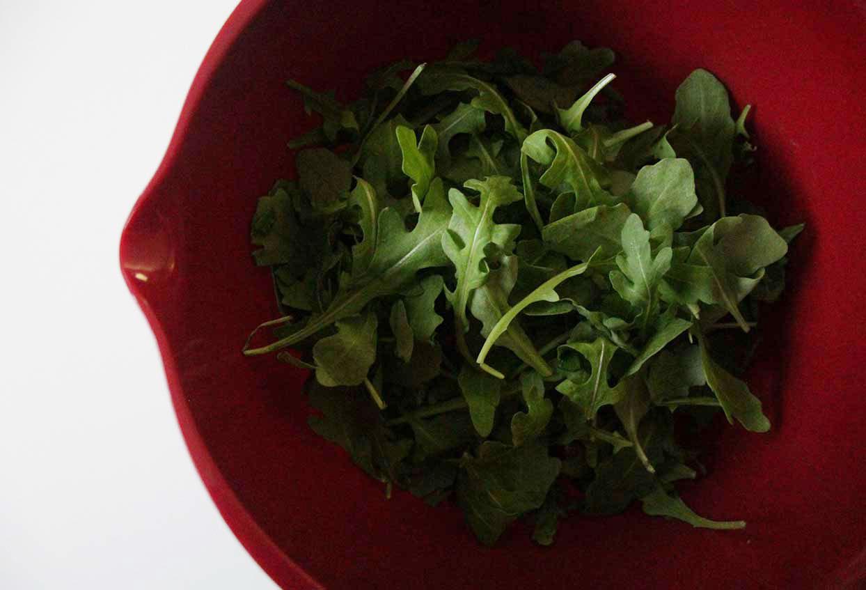 Mediterraner Salat mit gerösteten Pinienkernen - Schritt 1
