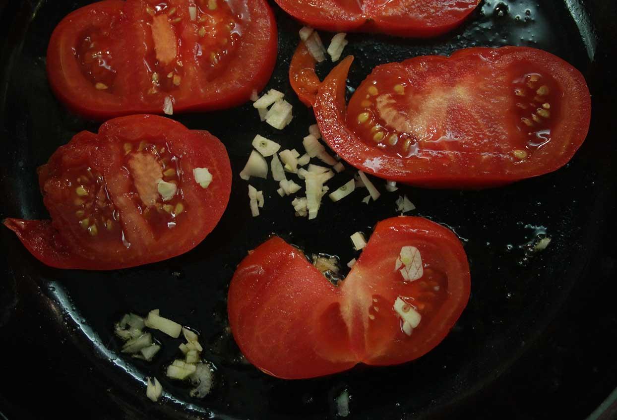 Mediterraner Salat mit gerösteten Pinienkernen - Schritt 4