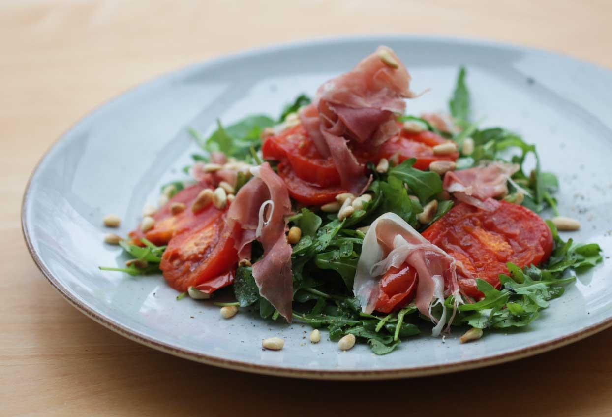 Mediterraner Salat mit gerösteten Pinienkernen - Schritt 5