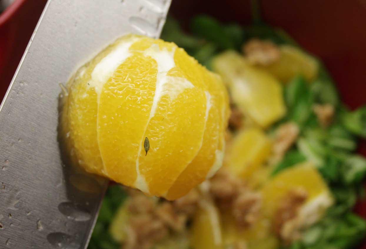 Schneller Foodoholic Sommersalat mit Orangefilets und Passionsfrucht - Schritt 3