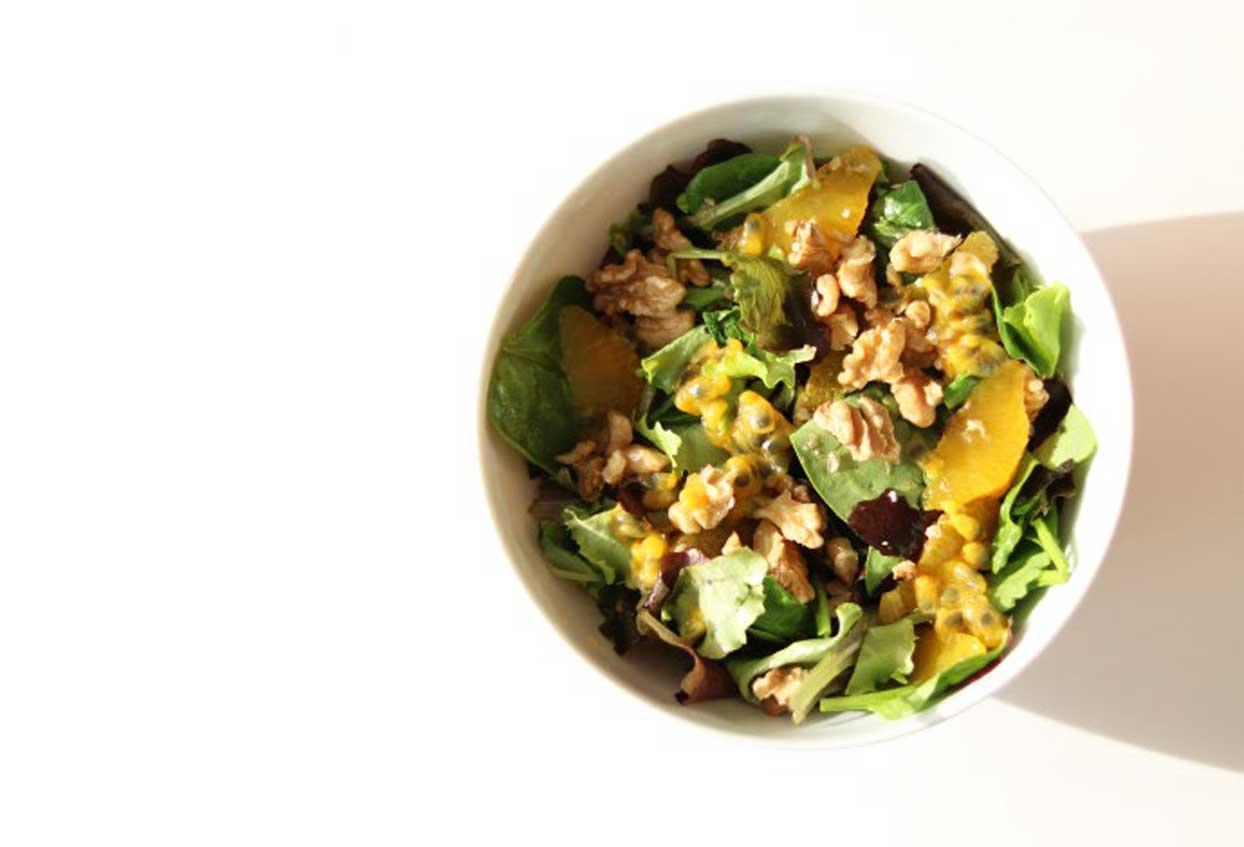 Schneller Foodoholic Sommersalat mit Orangefilets und Passionsfrucht - Schritt 5