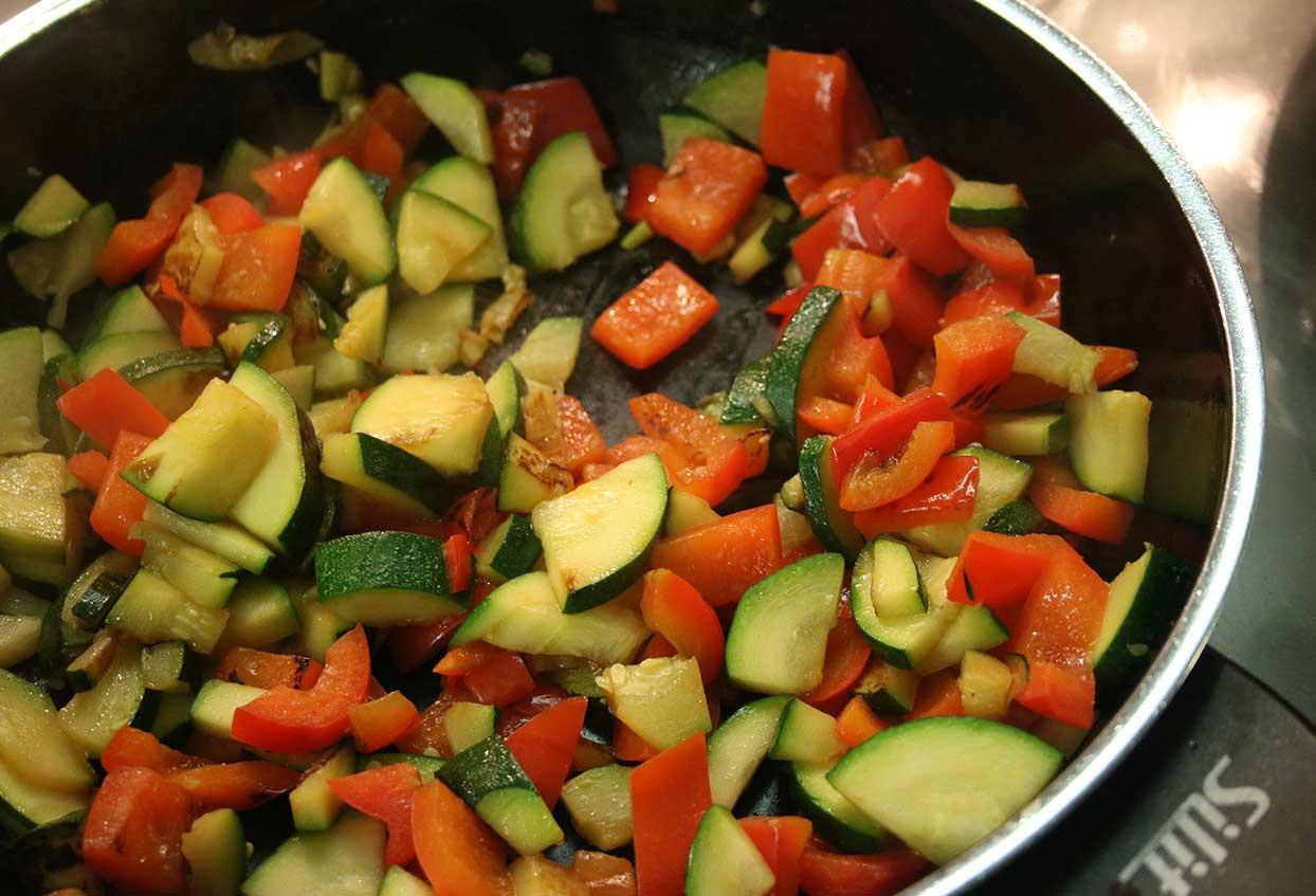Kartoffelküchlein auf Curry-Sahne-Gemüse - Schritt 4
