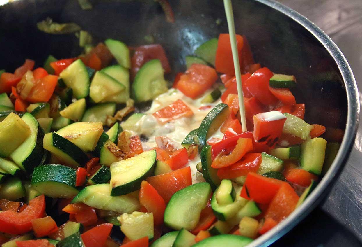 Kartoffelküchlein auf Curry-Sahne-Gemüse - Schritt 6