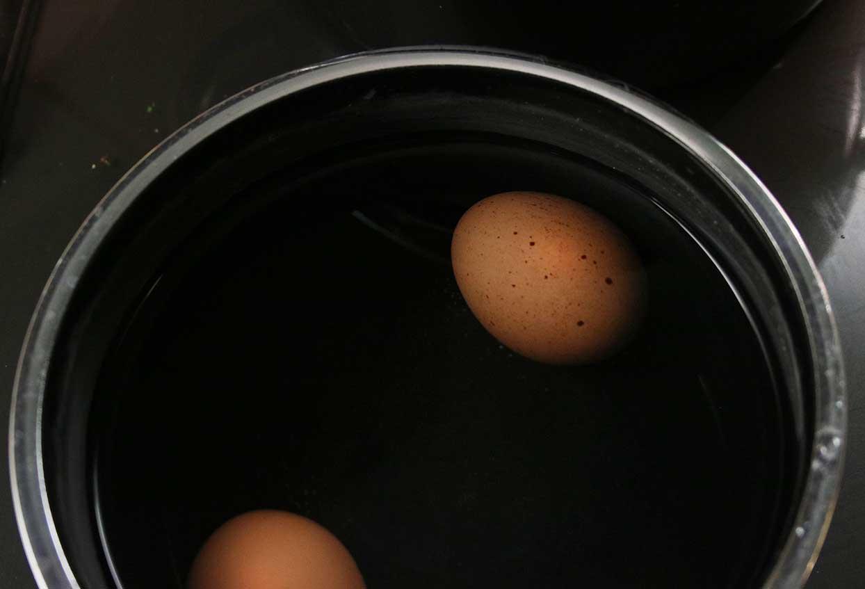 Mediterranes Gemüse mit Bio-Eiern und Vollkornbrot - Schritt 1