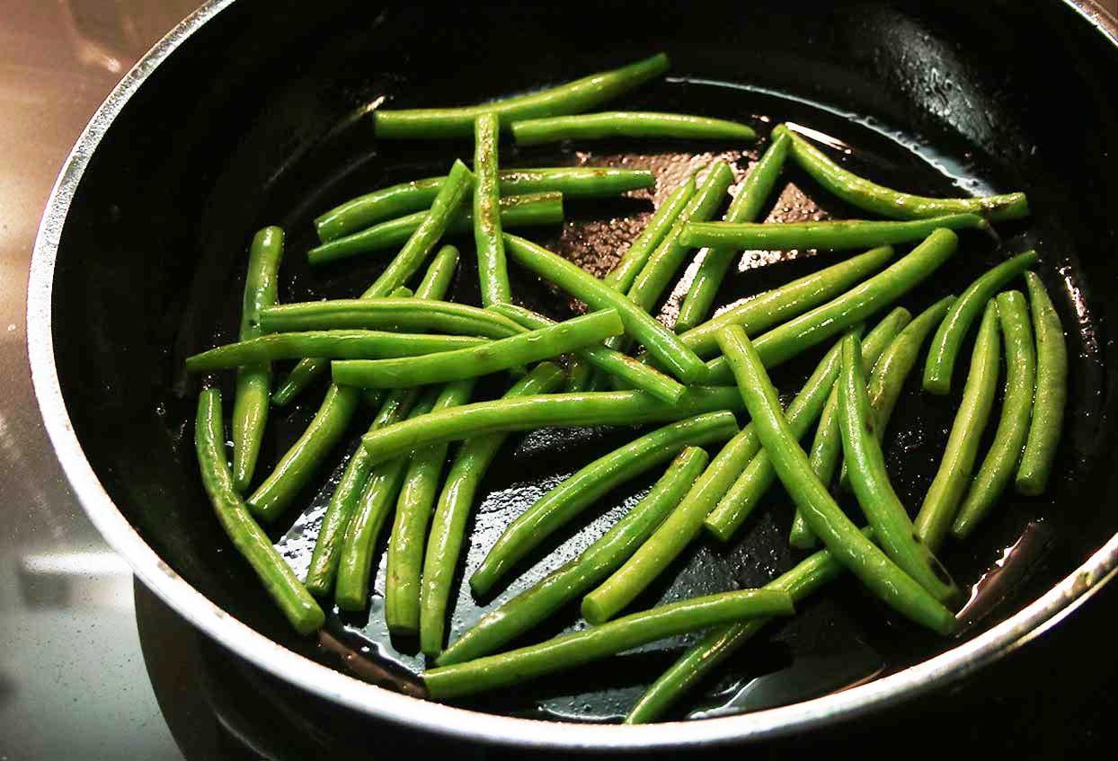Mediterranes Gemüse mit Bio-Eiern und Vollkornbrot - Schritt 2