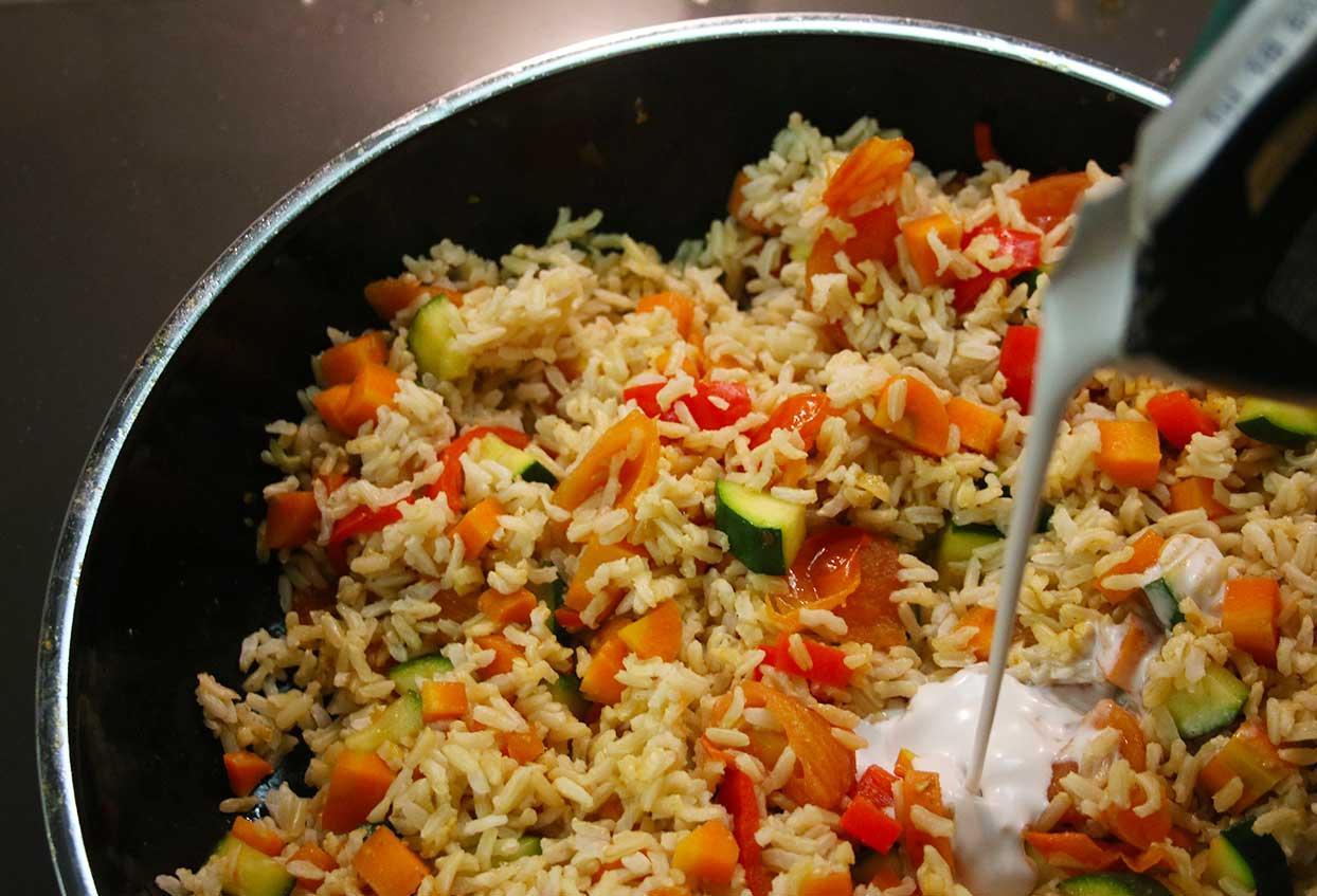 Einfache Kokos-Curry-Vollkornreispfanne mit Maishühnchen - Schritt 4