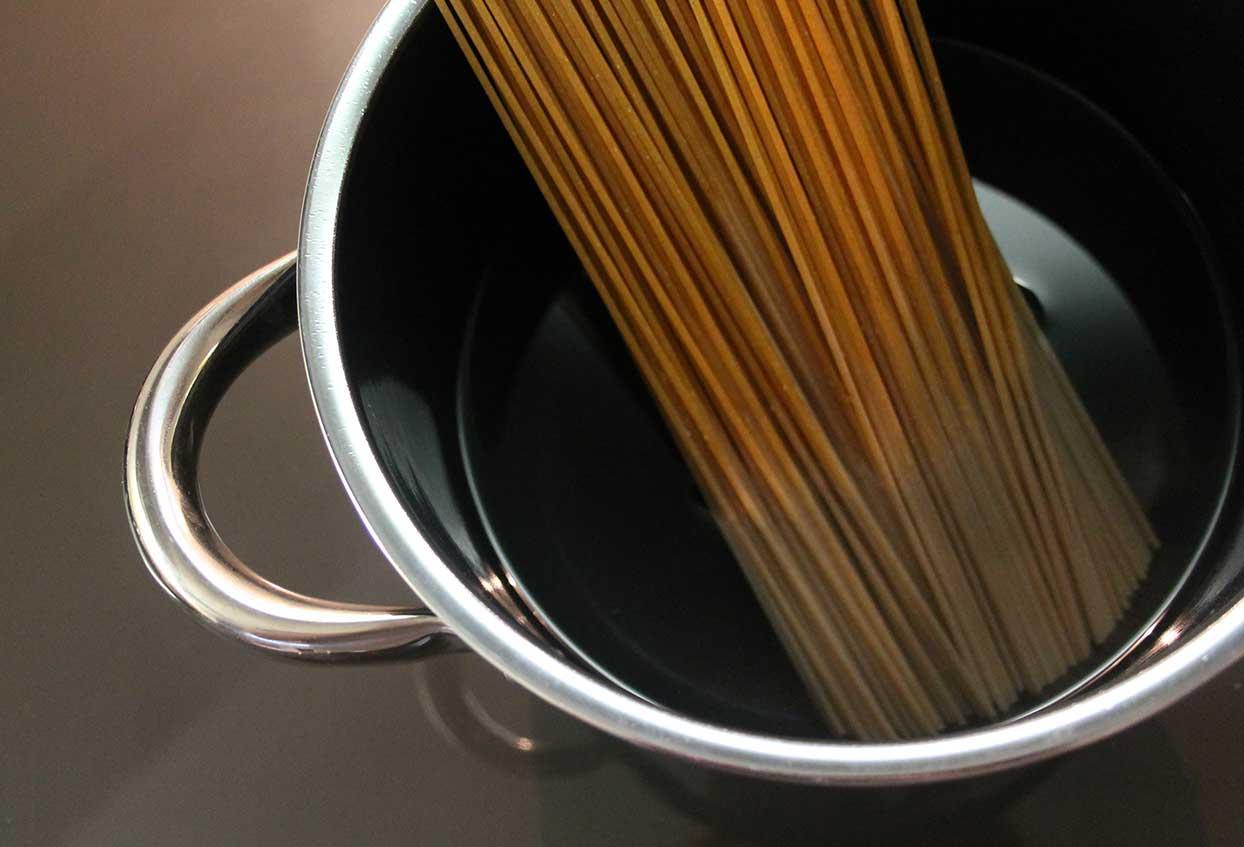 Vollkornspaghetti Asia-Style mit kross angebratenem Brokkoli und Lachswürfeln - Schritt 1