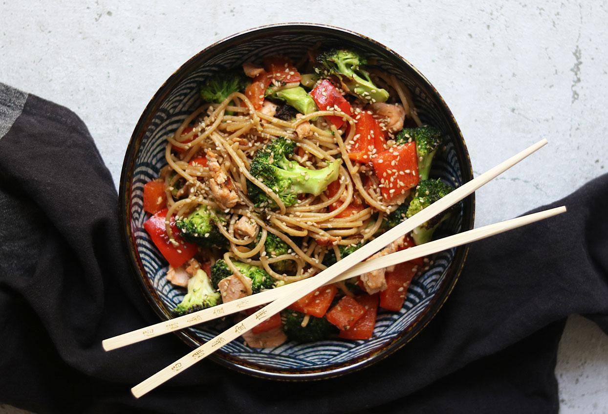 Vollkornspaghetti Asia-Style mit kross angebratenem Brokkoli und Lachswürfeln - Schritt 6