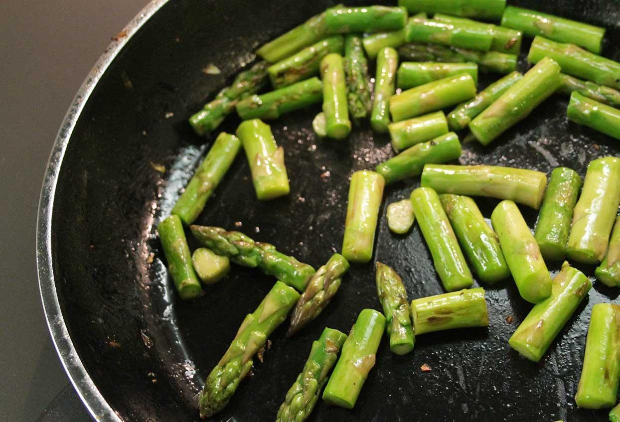 Spargel-Salat mit Avocado, Gemüse und Vollkornbrot - Schritt 1
