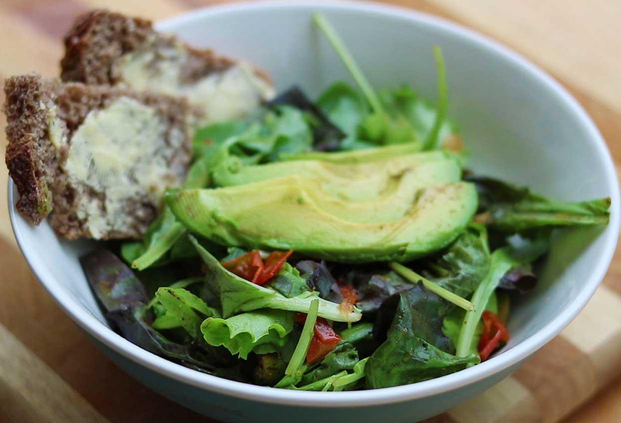 Spargel-Salat mit Avocado, Gemüse und Vollkornbrot - Schritt 5