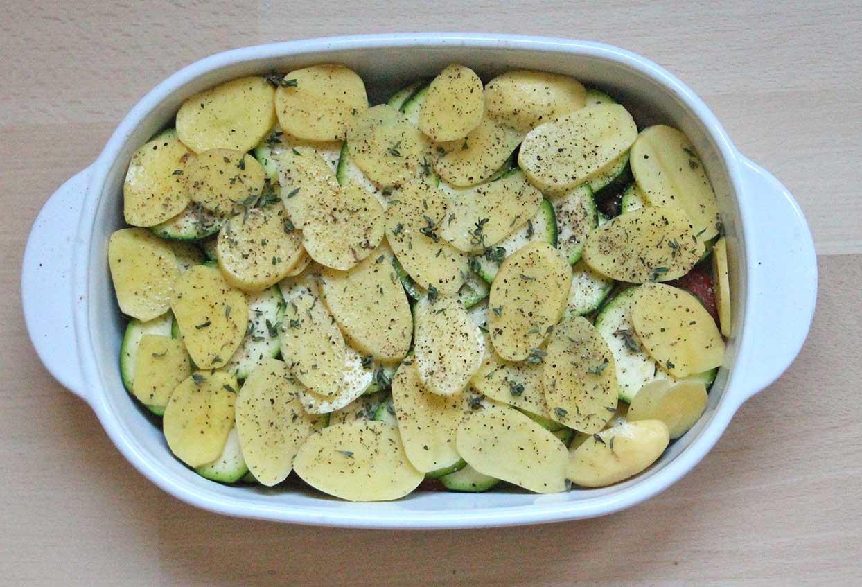 Geschichteter Kartoffel-Gemüsegratin in einer Sahnesauce - Schritt 2