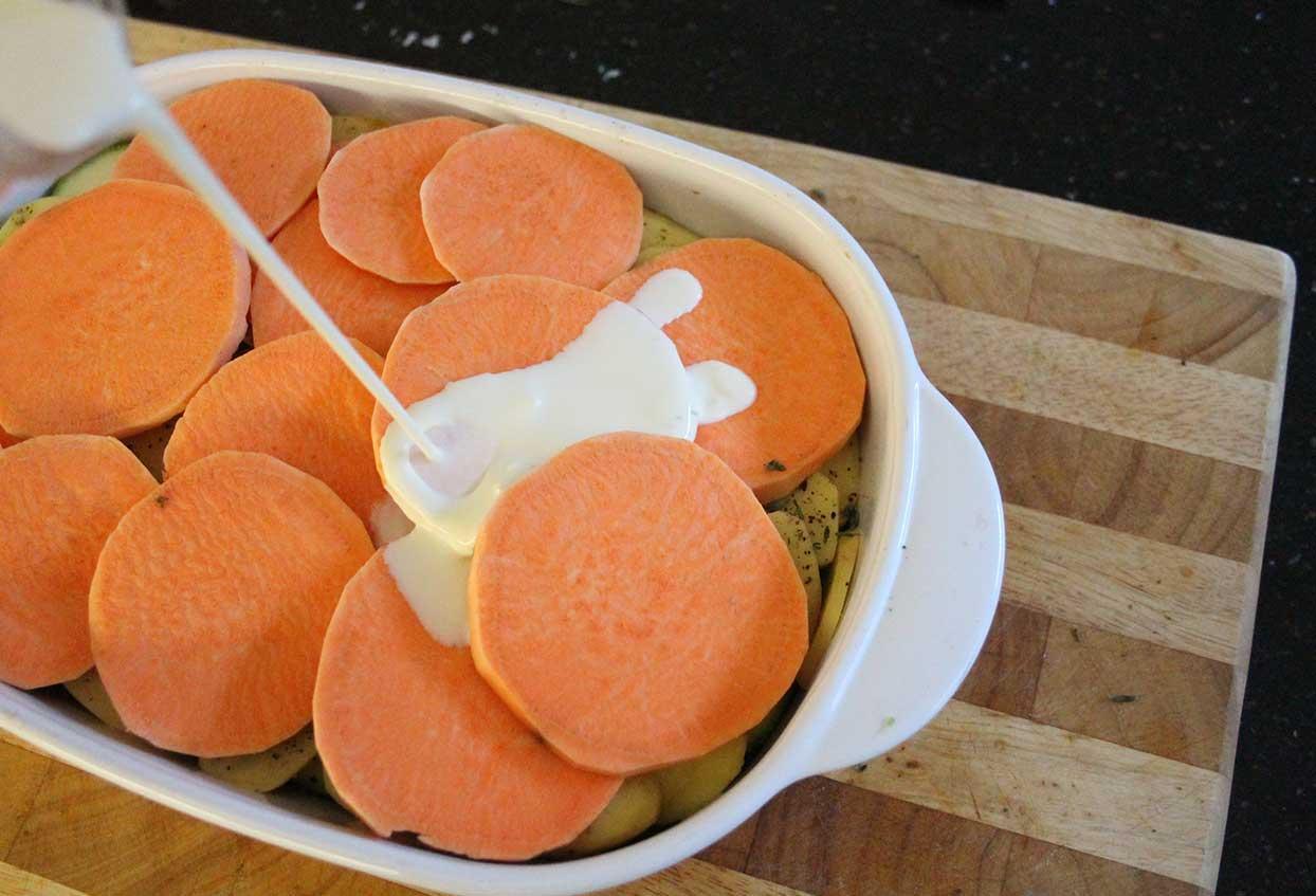 Geschichteter Kartoffel-Gemüsegratin in einer Sahnesauce - Schritt 3