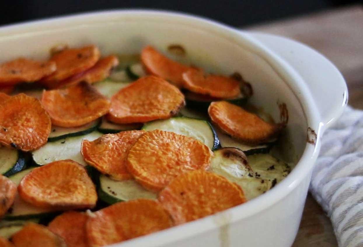 Geschichteter Kartoffel-Gemüsegratin in einer Sahnesauce - Schritt 4