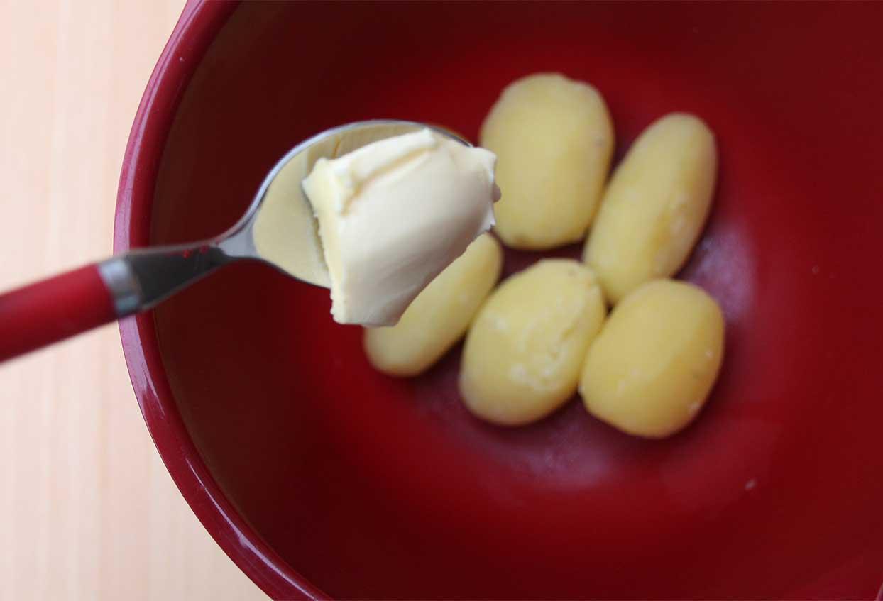 In Butter geschwenkte Schnittlauchkartoffeln auf geschmortem Gemüse - Schritt 2