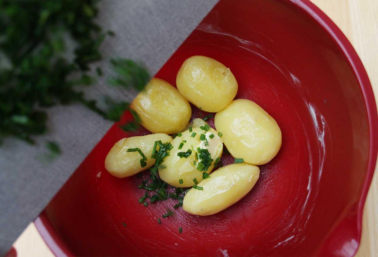 In Butter geschwenkte Schnittlauchkartoffeln auf geschmortem Gemüse - Schritt 3