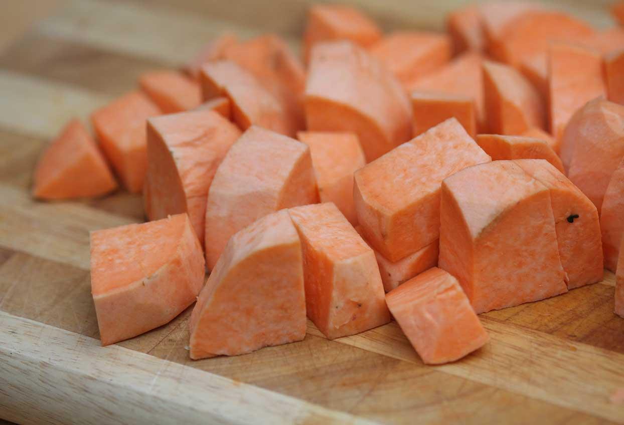 Süßkartoffel-Salat mit Granatapfelkernen und Orangenfilets - Schritt 1