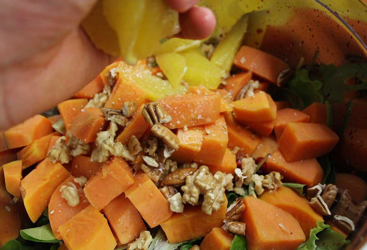 Süßkartoffel-Salat mit Granatapfelkernen und Orangenfilets - Schritt 3