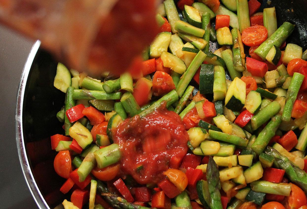 Italienische Vollkornspaghetti mit grünem Spargel und Tomaten - Schritt 4