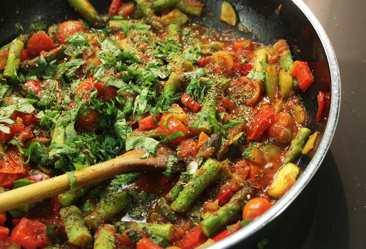 Italienische Vollkornspaghetti mit grünem Spargel und Tomaten - Schritt 5
