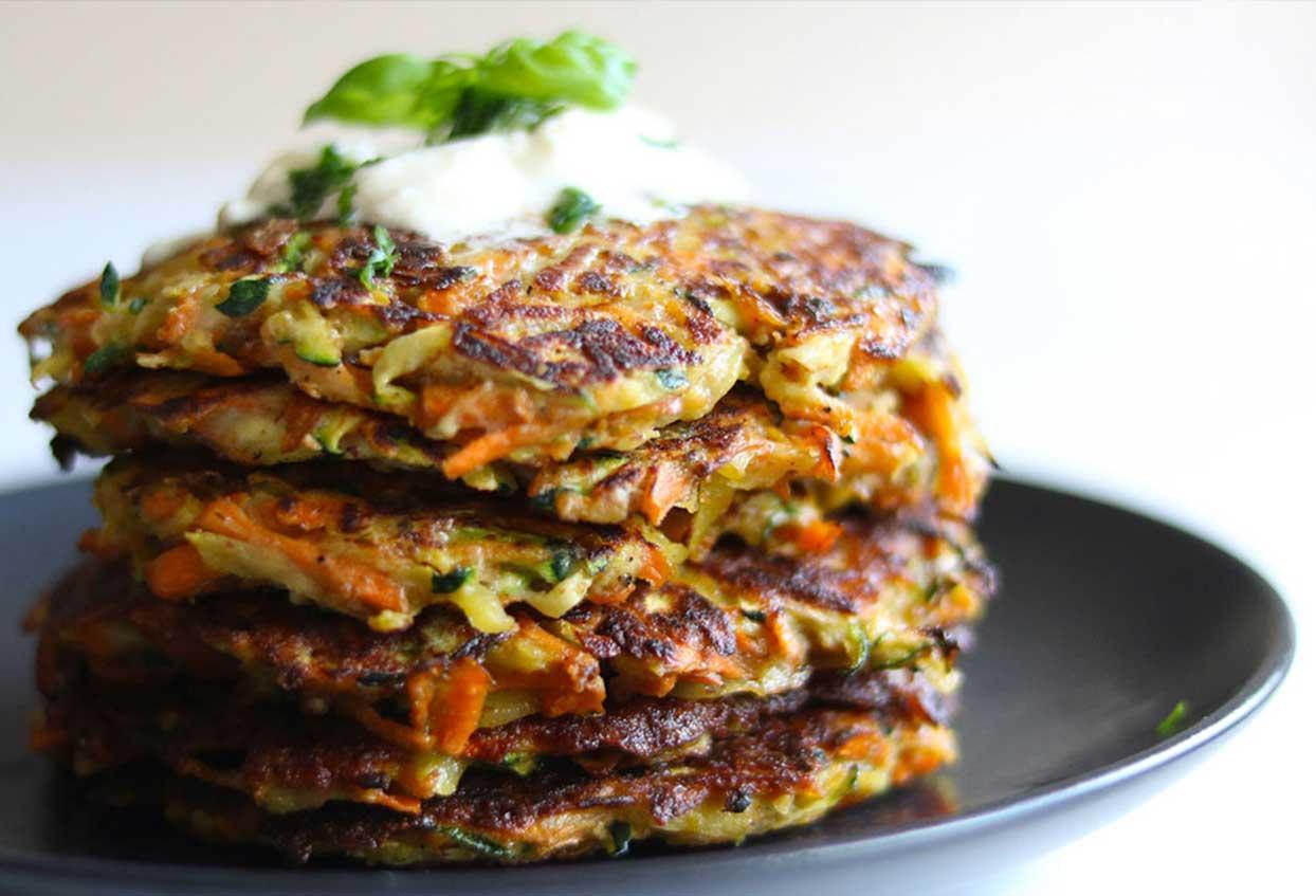 Kartoffel-Zucchini-Puffer mit Crème fraîche und Basilikum - Schritt 3