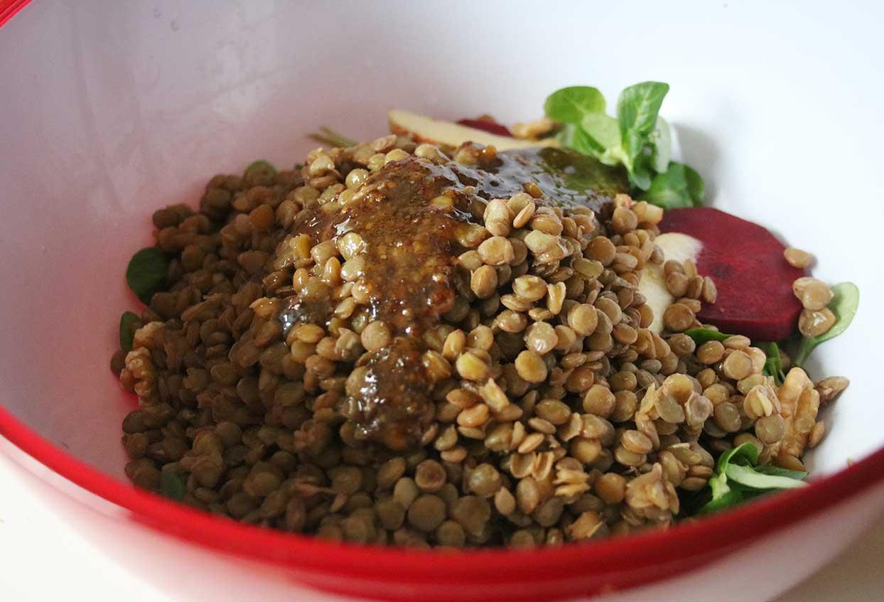 Linsen-Feldsalat mit Honig-Senf-Dressing roter Bete und Walnüssen - Schritt 4
