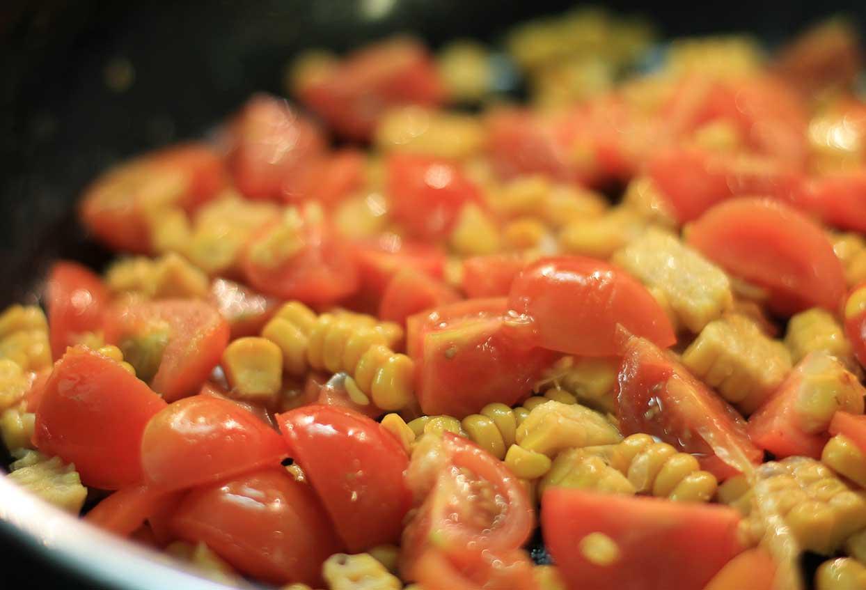 Wildlachsfilet auf köstlichem Tomaten-Avocado-Bett - Schritt 3