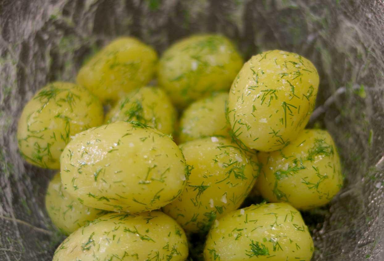 In Butter geschwenkte Dillkartoffeln mit Maishühnchen - Schritt 5
