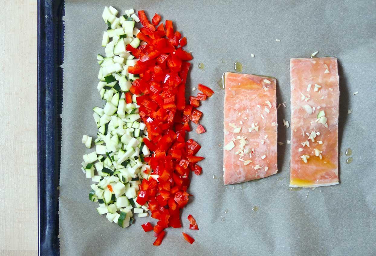 Wildlachs auf Gemüse getoppt mit Avocado-Limette - Schritt 2