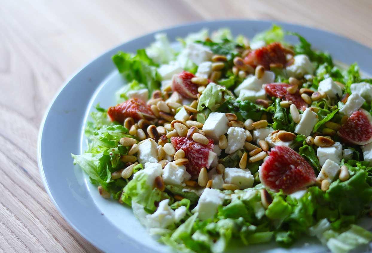 Feigensalat mit angerösteten Pinienkernen und Fetakäse - Schritt 4