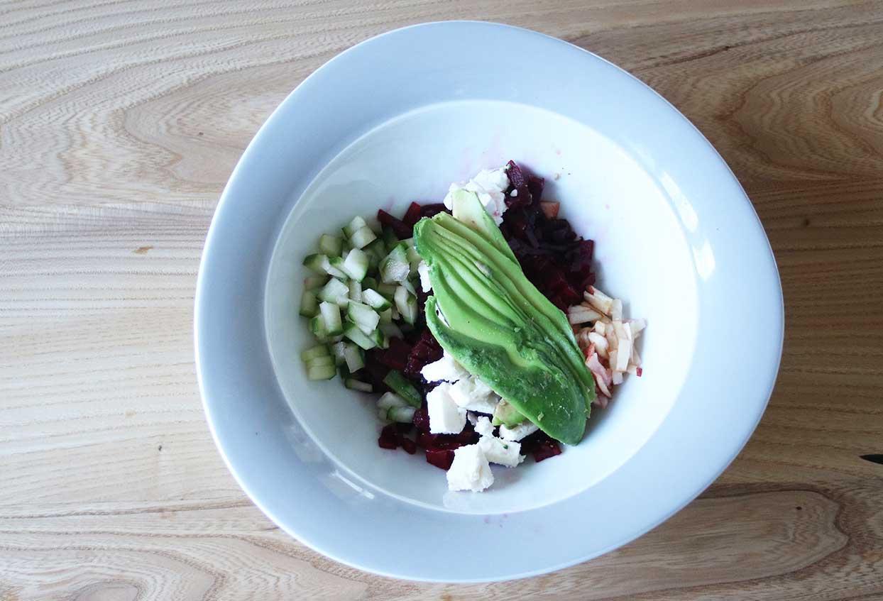 Rote Bete-Apfel-Salat mit Schafskäse und Avocado - Schritt 2
