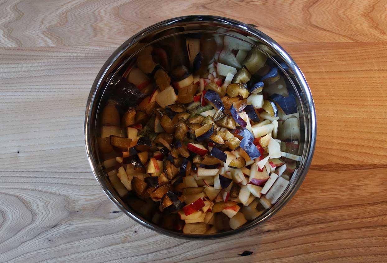 Schneller Obstsalat mit Walnüssen - Schritt 1