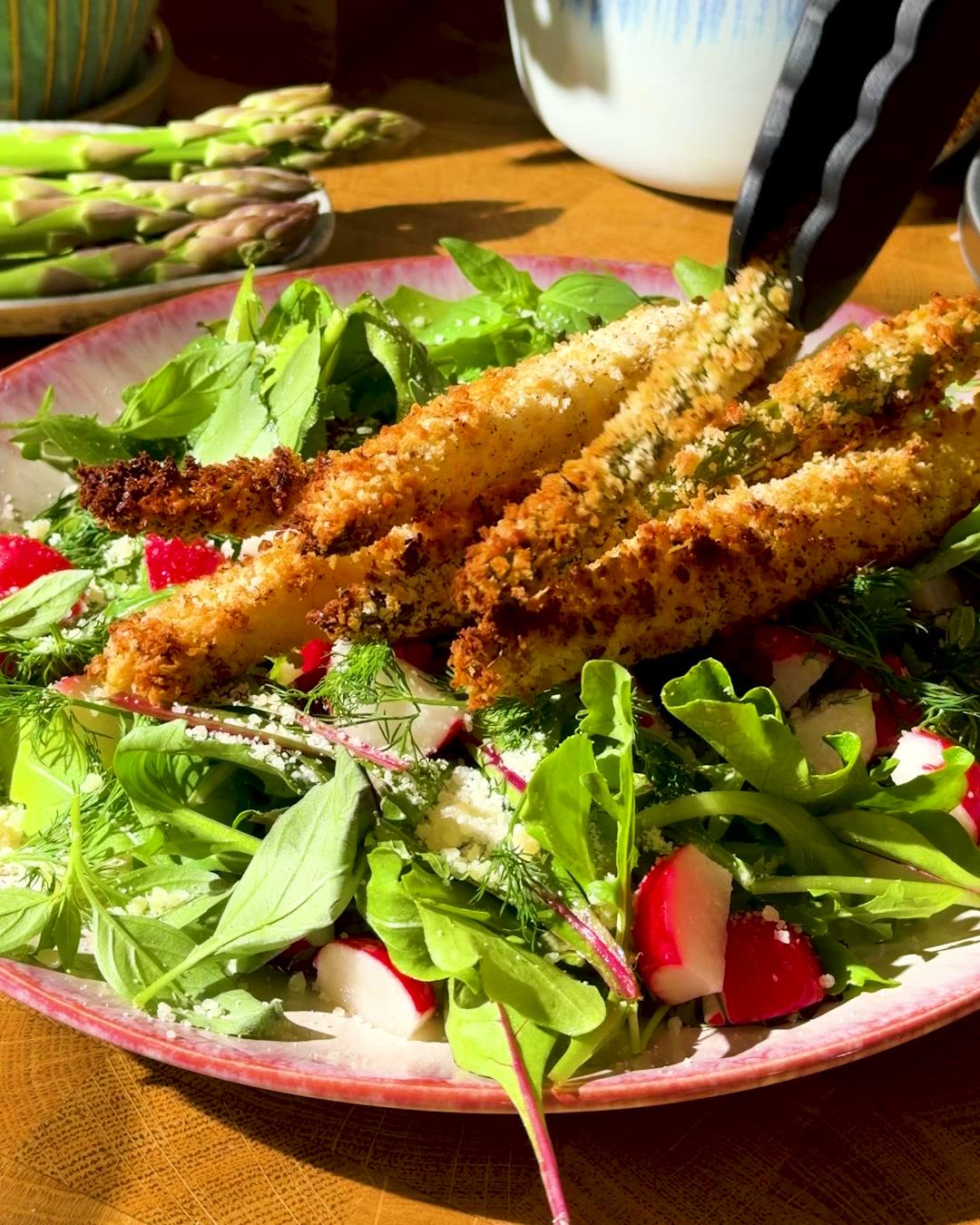 Knuspriger Airfryer Spargel auf Frühlingssalat